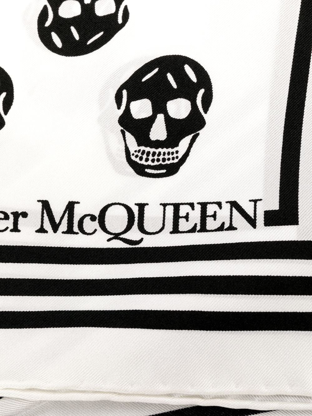 Alexander Mcqueen Scarves Hats & Gloves UNI Alexander McQueen Scarfs White Alexander McQueen Scarfs White Brand